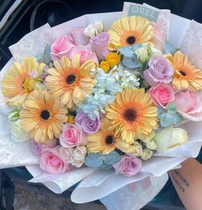 Gerbera, Hortensia, Mini Rosa, Rosa y Follaje